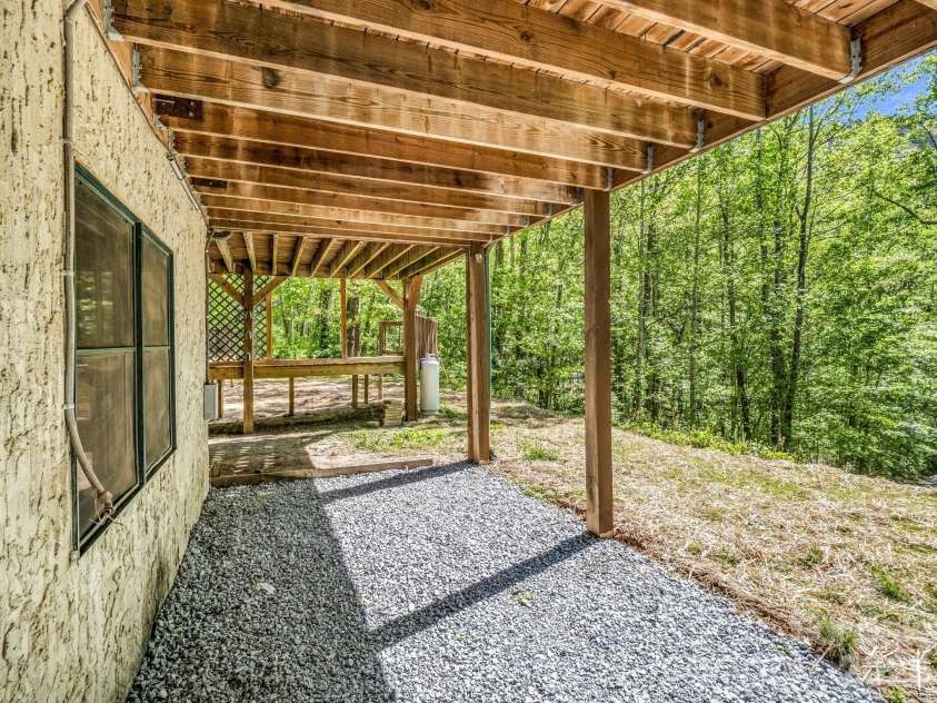170 Old Mountain Pass, Hendersonville, NC 28792.  MLS# CAR4373268, YatesRealty ID 16583. 