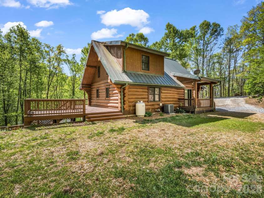 170 Old Mountain Pass, Hendersonville, NC 28792.  MLS# CAR4373268, YatesRealty ID 16583. 