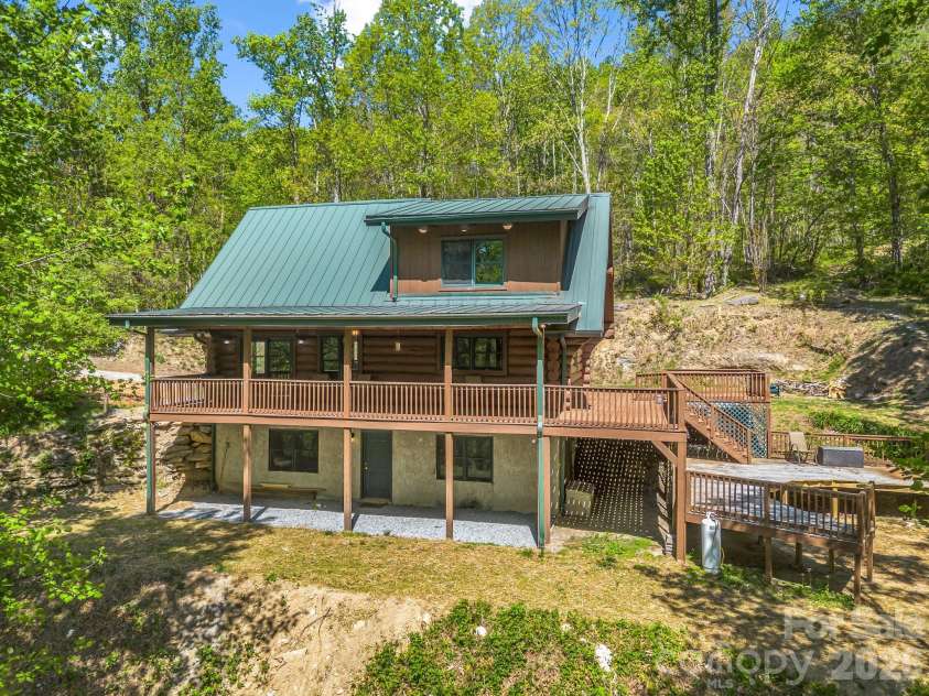 170 Old Mountain Pass, Hendersonville, NC 28792.  MLS# CAR4373268, YatesRealty ID 16583. 