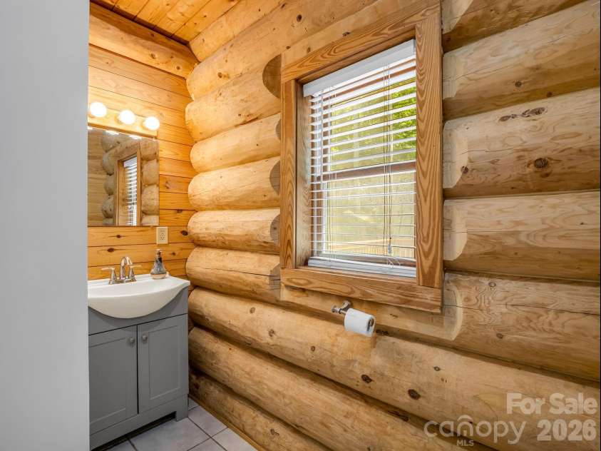 170 Old Mountain Pass, Hendersonville, NC 28792.  MLS# CAR4373268, YatesRealty ID 16583. 