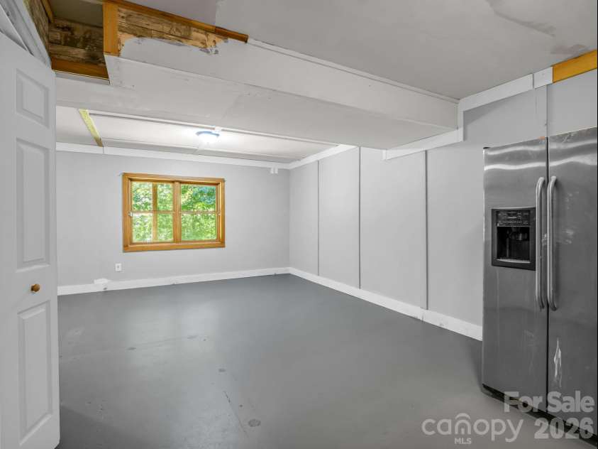 170 Old Mountain Pass, Hendersonville, NC 28792.  MLS# CAR4373268, YatesRealty ID 16583. 