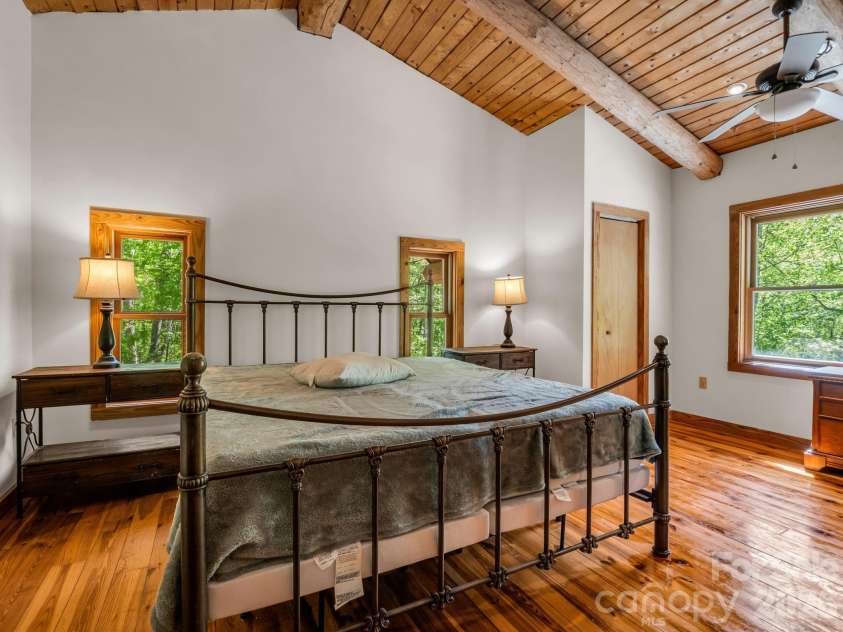 170 Old Mountain Pass, Hendersonville, NC 28792.  MLS# CAR4373268, YatesRealty ID 16583. 