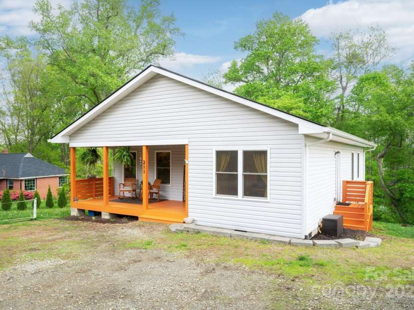 211 Sidewinder Lane, Asheville, NC 28806.  MLS# CAR4252995, YatesRealty ID 16583. 