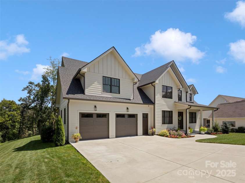 301 Rockbridge Road, Mills River, NC 28759.  MLS# CAR4296357, YatesRealty ID 16585. 2.5 Car garage, no more bumping into the other car!