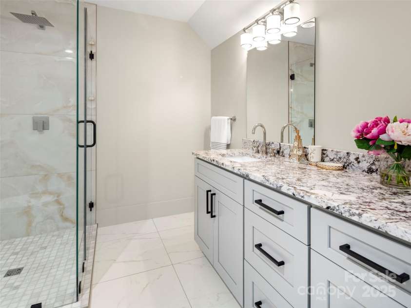 301 Rockbridge Road, Mills River, NC 28759.  MLS# CAR4296357, YatesRealty ID 16585. En suite bath for bedroom #3