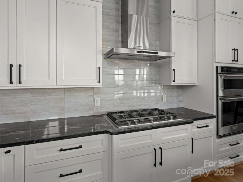 301 Rockbridge Road, Mills River, NC 28759.  MLS# CAR4296357, YatesRealty ID 16585. Large 5 burner KitchenAid cooktop