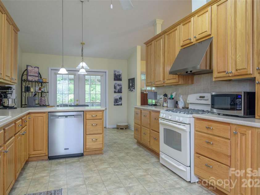 174 Allen Paul Drive, Hendersonville, NC 28791.  MLS# CAR4261580, YatesRealty ID 16587. Kitchen
