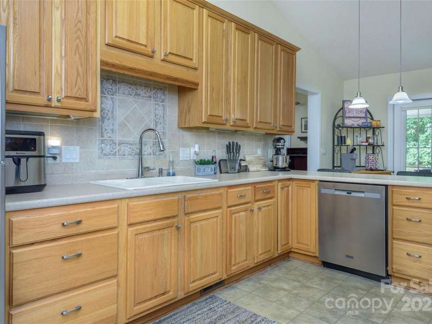 174 Allen Paul Drive, Hendersonville, NC 28791.  MLS# CAR4261580, YatesRealty ID 16587. Kitchen