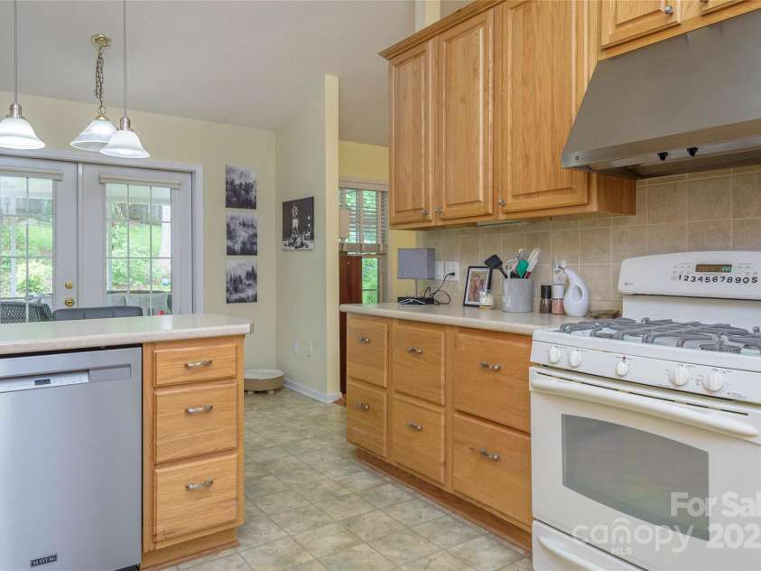 174 Allen Paul Drive, Hendersonville, NC 28791.  MLS# CAR4261580, YatesRealty ID 16587. Kitchen