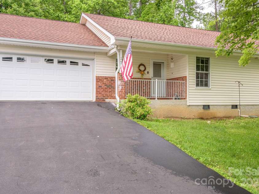 174 Allen Paul Drive, Hendersonville, NC 28791.  MLS# CAR4261580, YatesRealty ID 16587. Welcome Home!