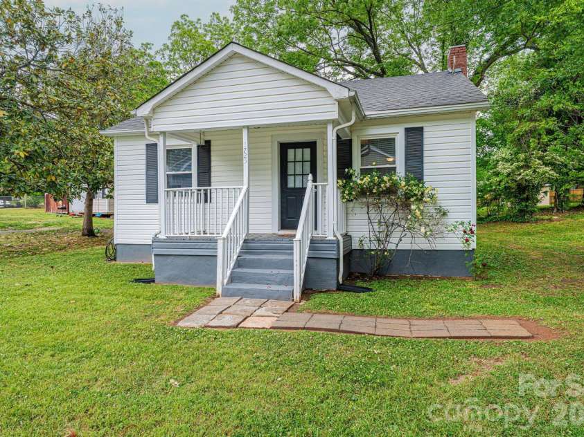 1725 8th Avenue, Hickory, NC 28601.  MLS# CAR4375956, YatesRealty ID 16596. 