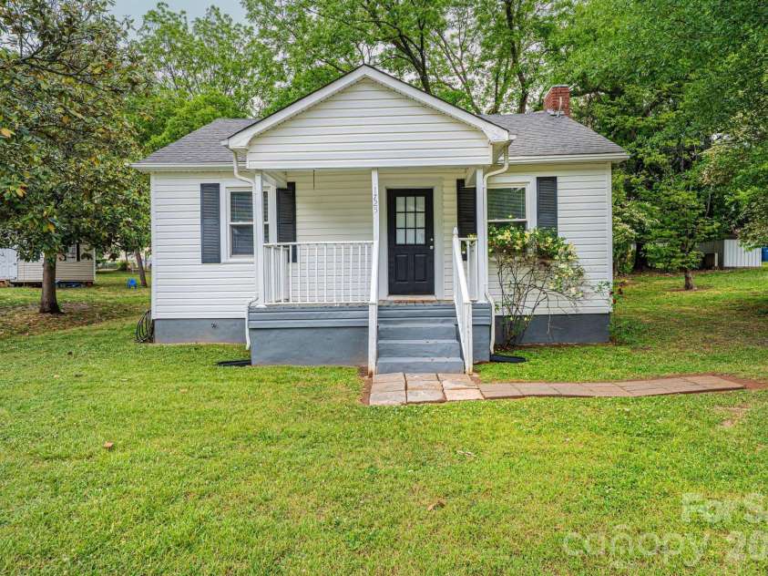 1725 8th Avenue, Hickory, NC 28601.  MLS# CAR4375956, YatesRealty ID 16596. 