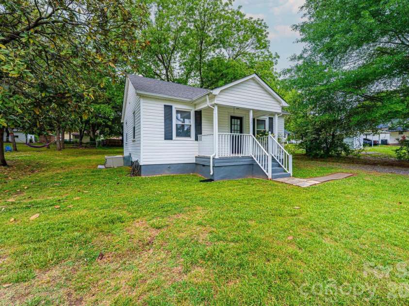 1725 8th Avenue, Hickory, NC 28601.  MLS# CAR4375956, YatesRealty ID 16596. 