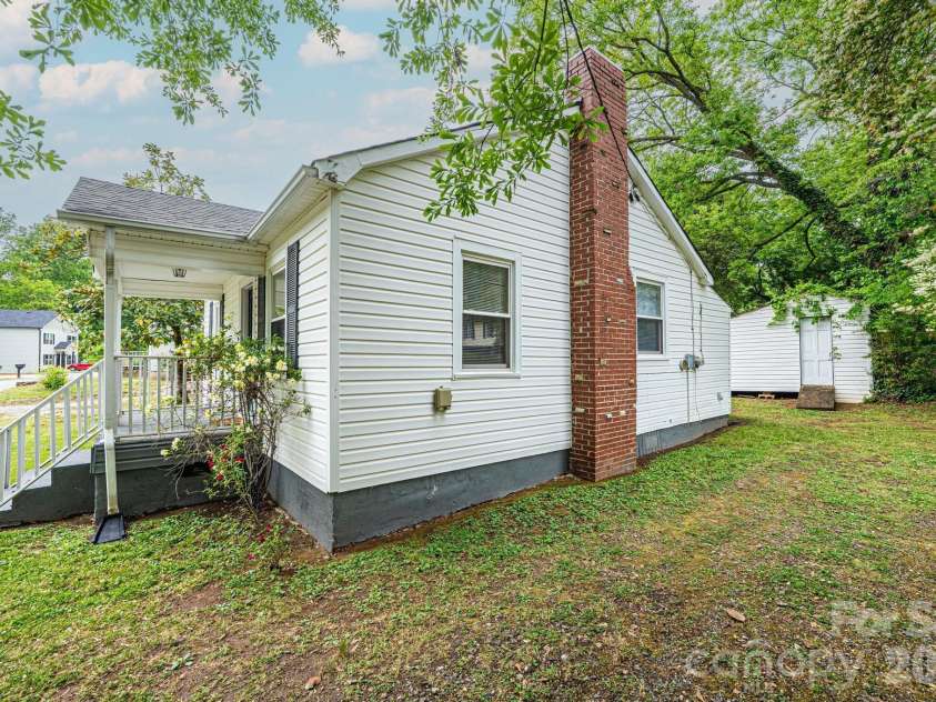 1725 8th Avenue, Hickory, NC 28601.  MLS# CAR4375956, YatesRealty ID 16596. 