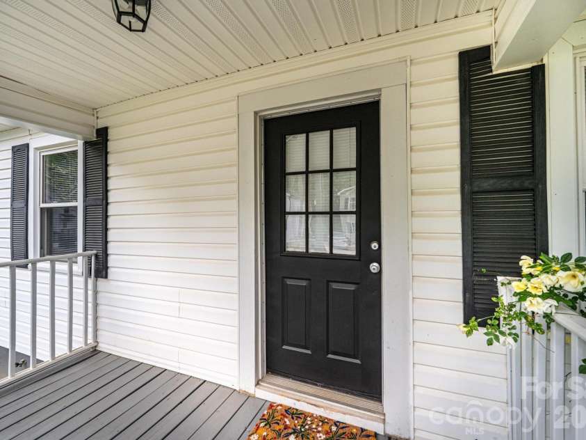 1725 8th Avenue, Hickory, NC 28601.  MLS# CAR4375956, YatesRealty ID 16596. 