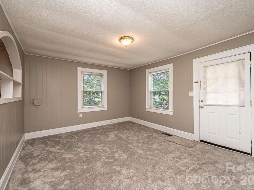 1725 8th Avenue, Hickory, NC 28601.  MLS# CAR4375956, YatesRealty ID 16596. 
