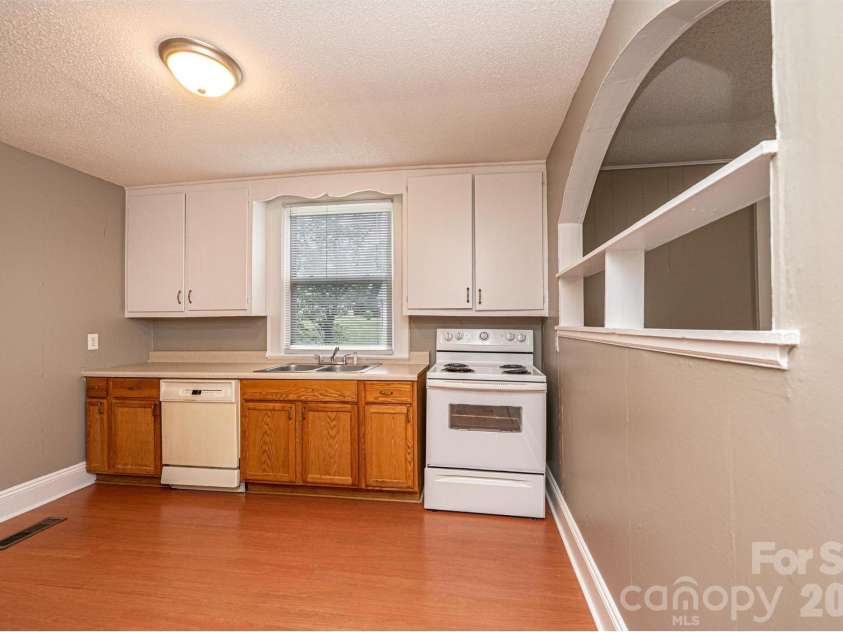 1725 8th Avenue, Hickory, NC 28601.  MLS# CAR4375956, YatesRealty ID 16596. 