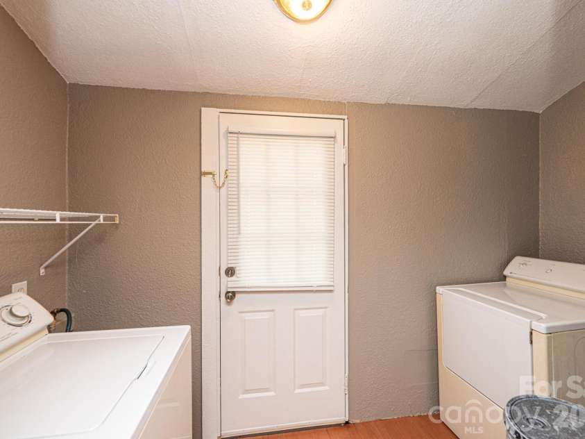 1725 8th Avenue, Hickory, NC 28601.  MLS# CAR4375956, YatesRealty ID 16596. 