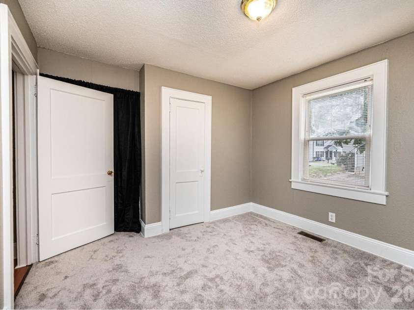 1725 8th Avenue, Hickory, NC 28601.  MLS# CAR4375956, YatesRealty ID 16596. 