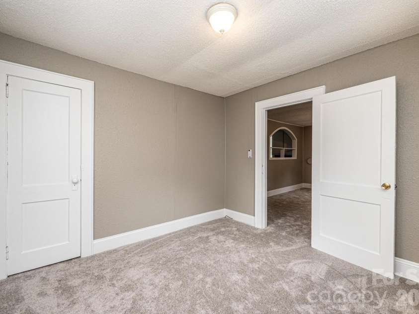 1725 8th Avenue, Hickory, NC 28601.  MLS# CAR4375956, YatesRealty ID 16596. 