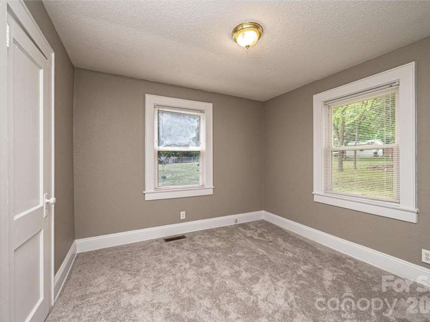 1725 8th Avenue, Hickory, NC 28601.  MLS# CAR4375956, YatesRealty ID 16596. 