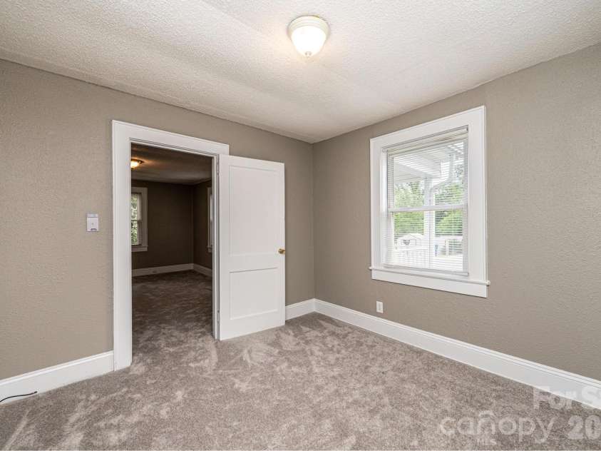 1725 8th Avenue, Hickory, NC 28601.  MLS# CAR4375956, YatesRealty ID 16596. 