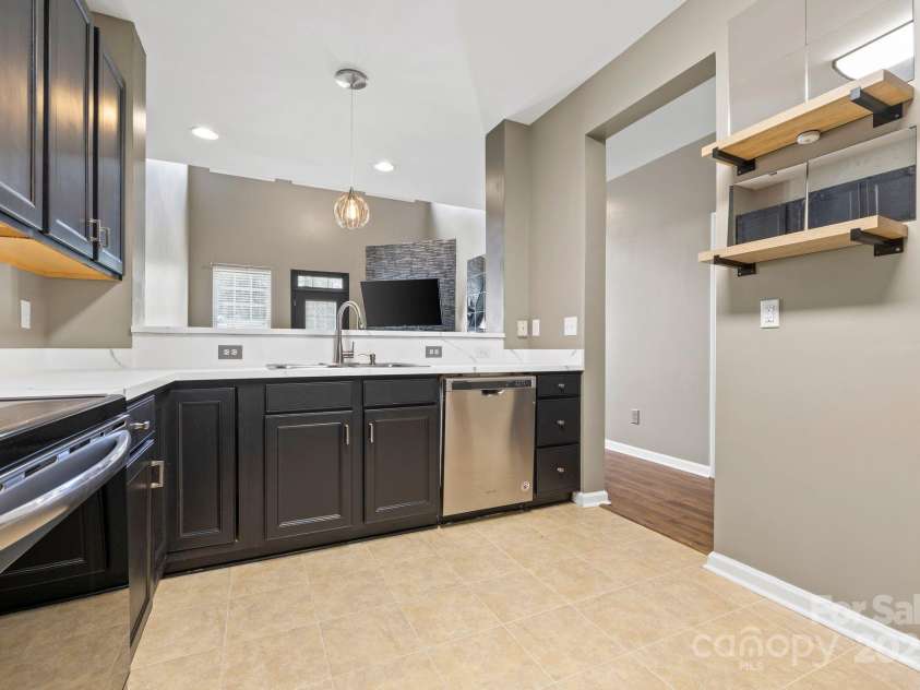 5959 Pale Moss Lane, Charlotte, NC 28269.  MLS# CAR4234404, YatesRealty ID 16596. 