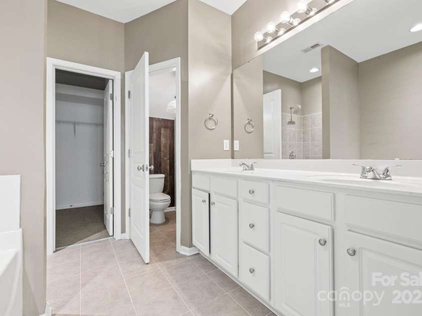 5959 Pale Moss Lane, Charlotte, NC 28269.  MLS# CAR4234404, YatesRealty ID 16596. 