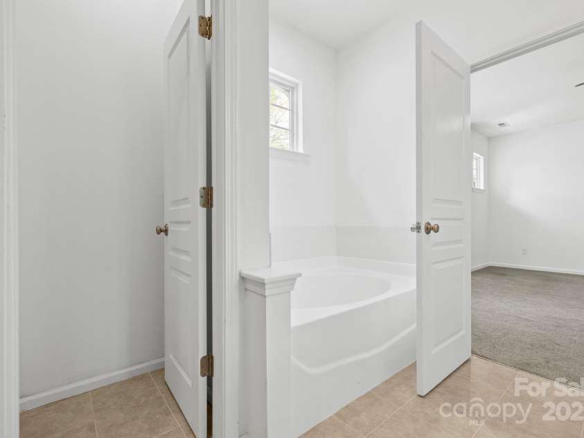 5959 Pale Moss Lane, Charlotte, NC 28269.  MLS# CAR4234404, YatesRealty ID 16596. 