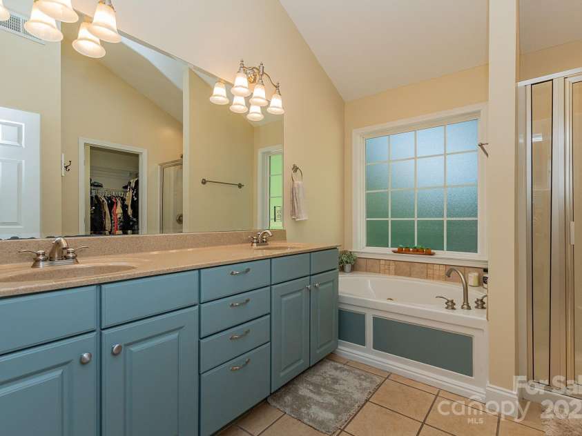 368 Noralin Drive, Winston Salem, NC 27107.  MLS# CAR4228996, YatesRealty ID 1660. 