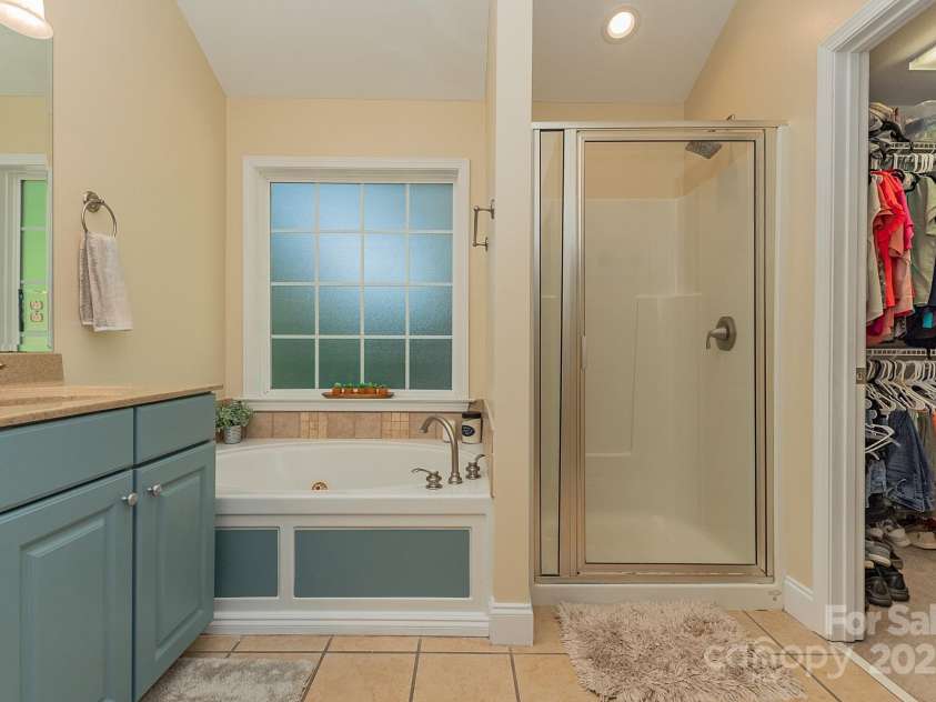 368 Noralin Drive, Winston Salem, NC 27107.  MLS# CAR4228996, YatesRealty ID 1660. 