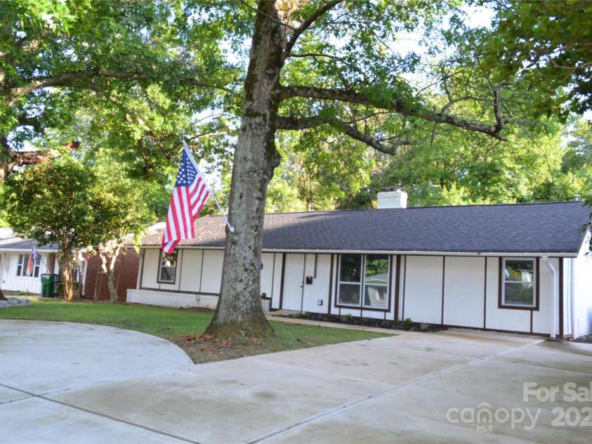 2000 Tyvola Road, Charlotte, NC 28210.  MLS# CAR4260481, YatesRealty ID 16600. 