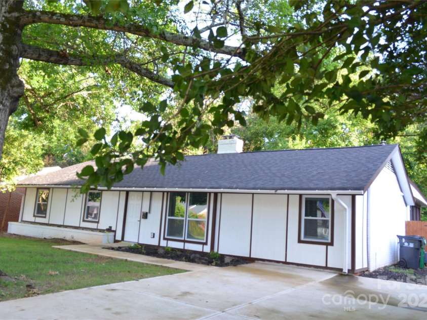 2000 Tyvola Road, Charlotte, NC 28210.  MLS# CAR4260481, YatesRealty ID 16600. 