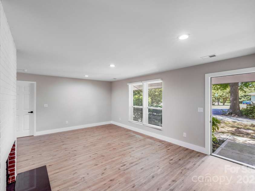 2000 Tyvola Road, Charlotte, NC 28210.  MLS# CAR4260481, YatesRealty ID 16600. 