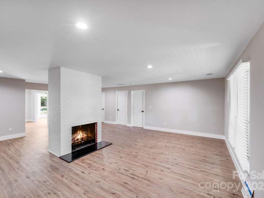 2000 Tyvola Road, Charlotte, NC 28210.  MLS# CAR4260481, YatesRealty ID 16600. 