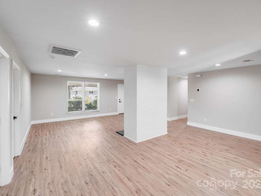 2000 Tyvola Road, Charlotte, NC 28210.  MLS# CAR4260481, YatesRealty ID 16600. 