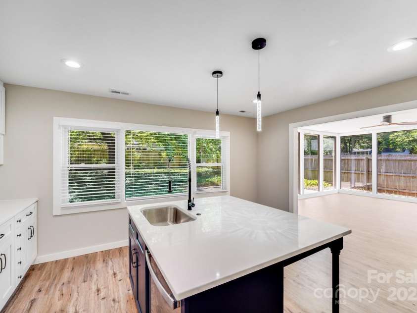 2000 Tyvola Road, Charlotte, NC 28210.  MLS# CAR4260481, YatesRealty ID 16600. 