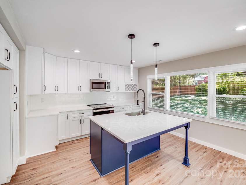 2000 Tyvola Road, Charlotte, NC 28210.  MLS# CAR4260481, YatesRealty ID 16600. 