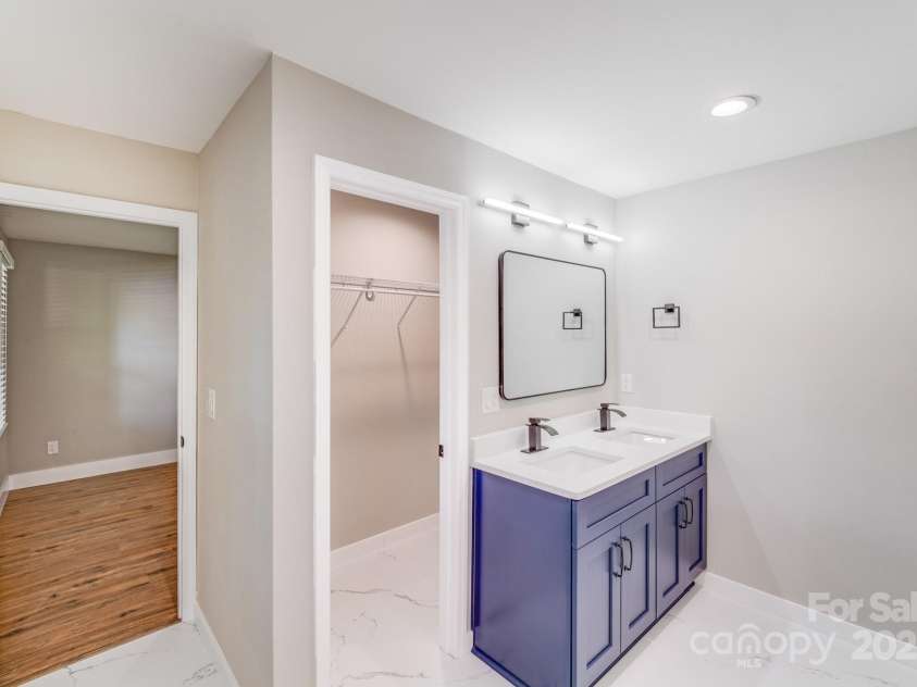2000 Tyvola Road, Charlotte, NC 28210.  MLS# CAR4260481, YatesRealty ID 16600. 