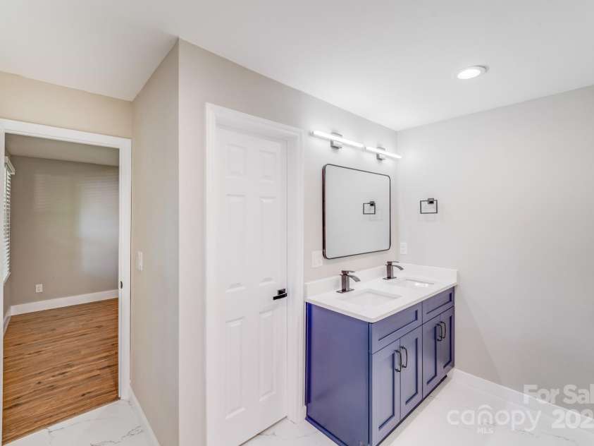 2000 Tyvola Road, Charlotte, NC 28210.  MLS# CAR4260481, YatesRealty ID 16600. 
