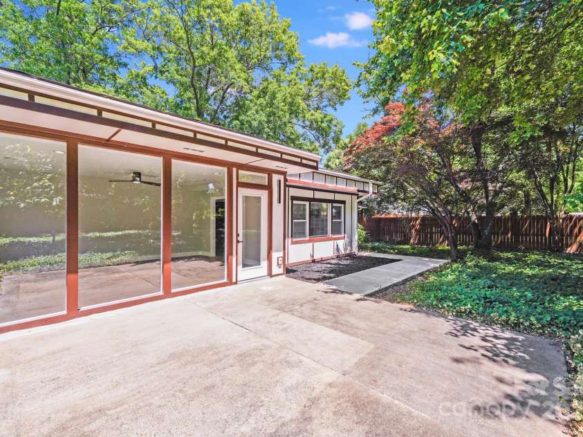 2000 Tyvola Road, Charlotte, NC 28210.  MLS# CAR4260481, YatesRealty ID 16600. 