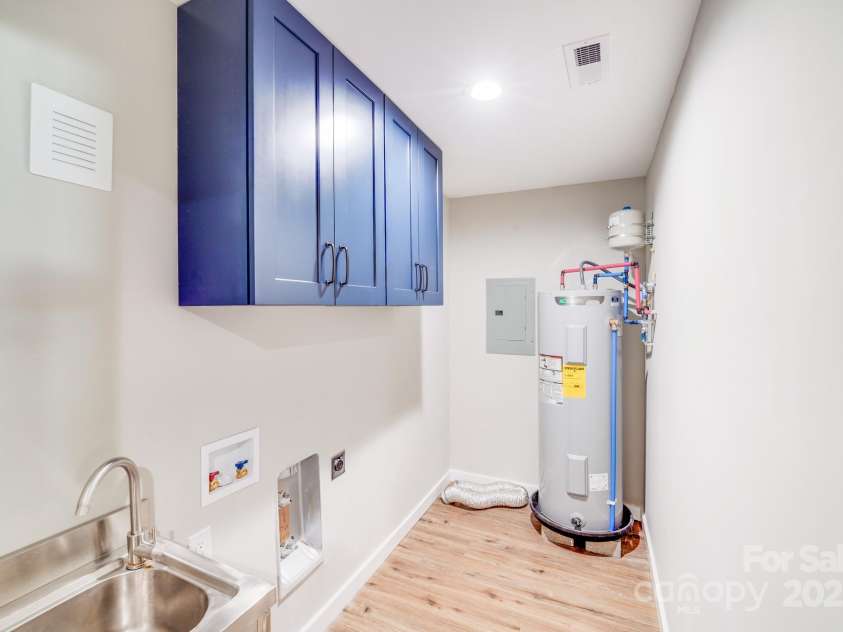 2000 Tyvola Road, Charlotte, NC 28210.  MLS# CAR4260481, YatesRealty ID 16600. Tidy and functional utility room offers everything you need—utility sink, storage cabinets, and laundry hookups—all in one efficient space
