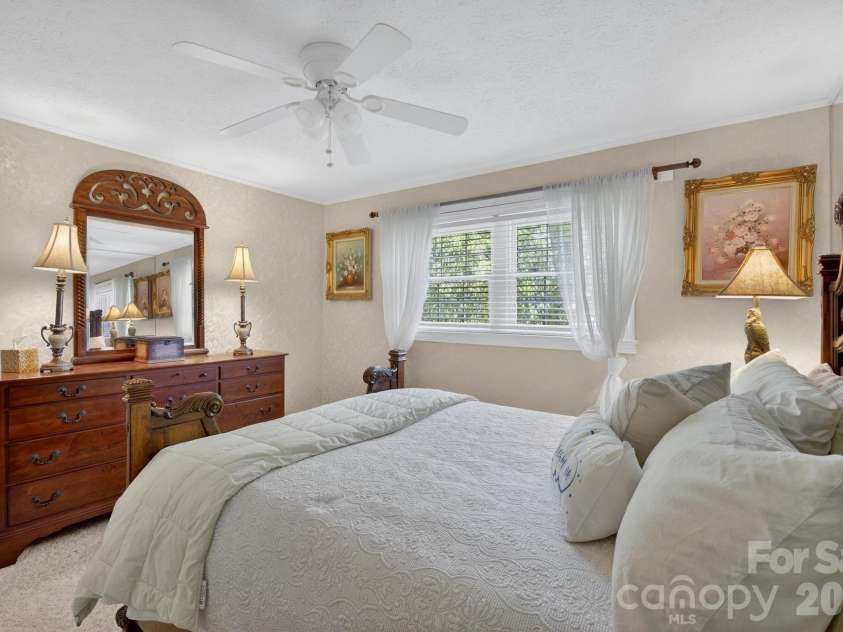 1818 Hickory Boulevard, Lenoir, NC 28645.  MLS# CAR4375626, YatesRealty ID 16601. 