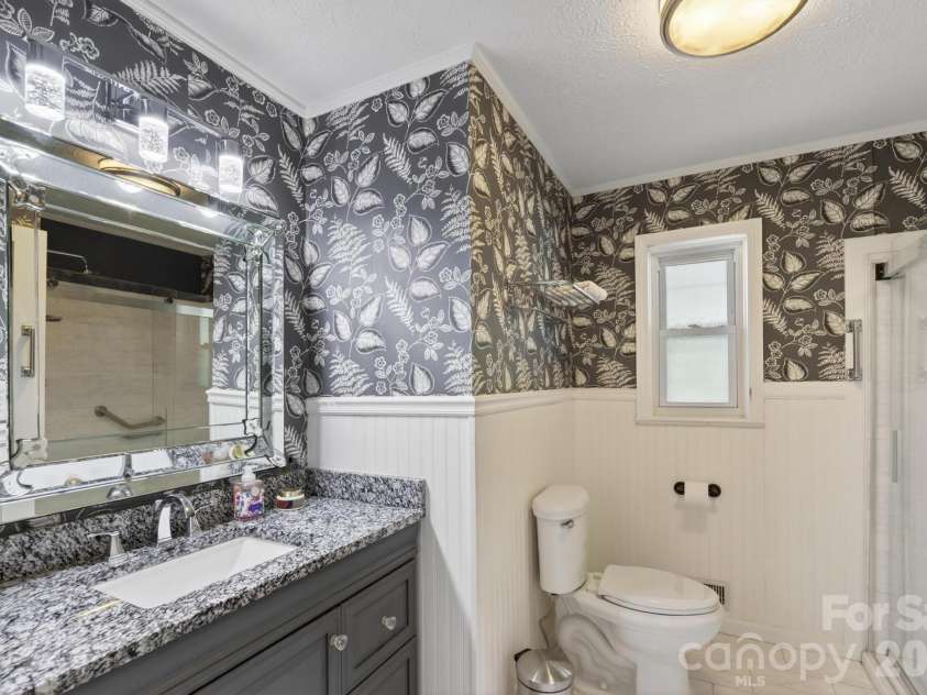 1818 Hickory Boulevard, Lenoir, NC 28645.  MLS# CAR4375626, YatesRealty ID 16601. 