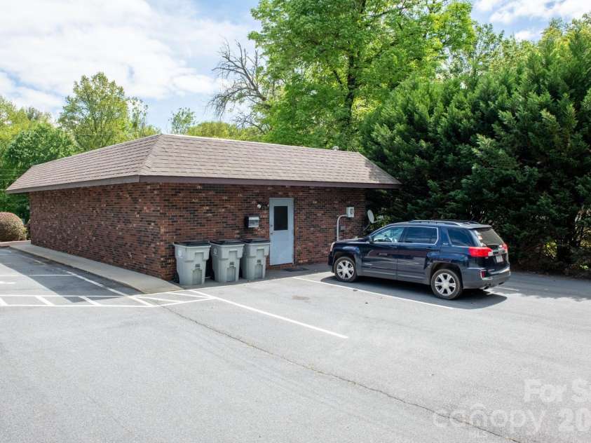 1818 Hickory Boulevard, Lenoir, NC 28645.  MLS# CAR4375626, YatesRealty ID 16601. 