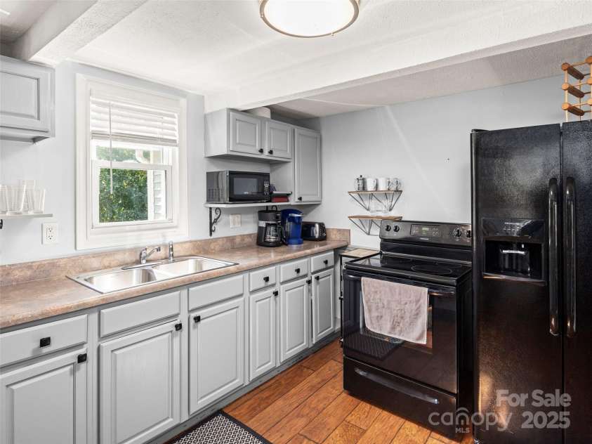 23 Maxwell Road, Asheville, NC 28805.  MLS# CAR4247716, YatesRealty ID 16601. 