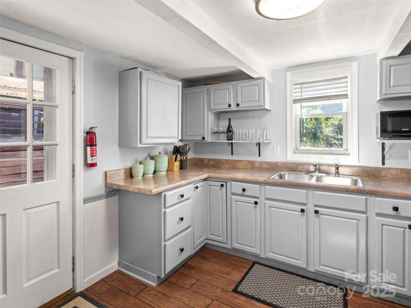 23 Maxwell Road, Asheville, NC 28805.  MLS# CAR4247716, YatesRealty ID 16601. 