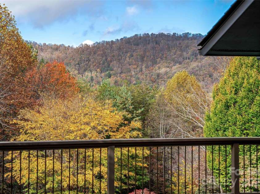 7 Parkview Drive, Asheville, NC 28805.  MLS# CAR4228715, YatesRealty ID 16602. 