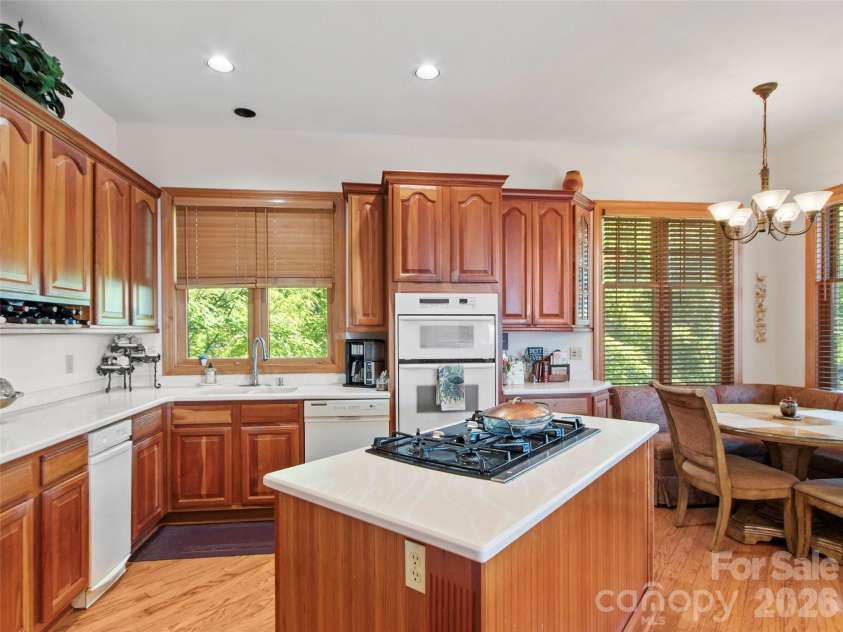 101 Spring Rock Road, Burnsville, NC 28714.  MLS# CAR4368484, YatesRealty ID 16605. 