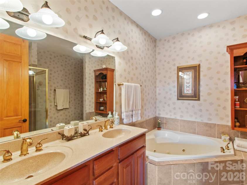 101 Spring Rock Road, Burnsville, NC 28714.  MLS# CAR4368484, YatesRealty ID 16605. 